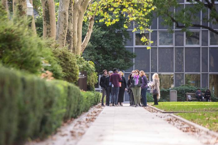 A group led by Olawale Eleso, a research assistant in Vincent A. Fischetti’s lab, makes a stop between stations for questions and answers.