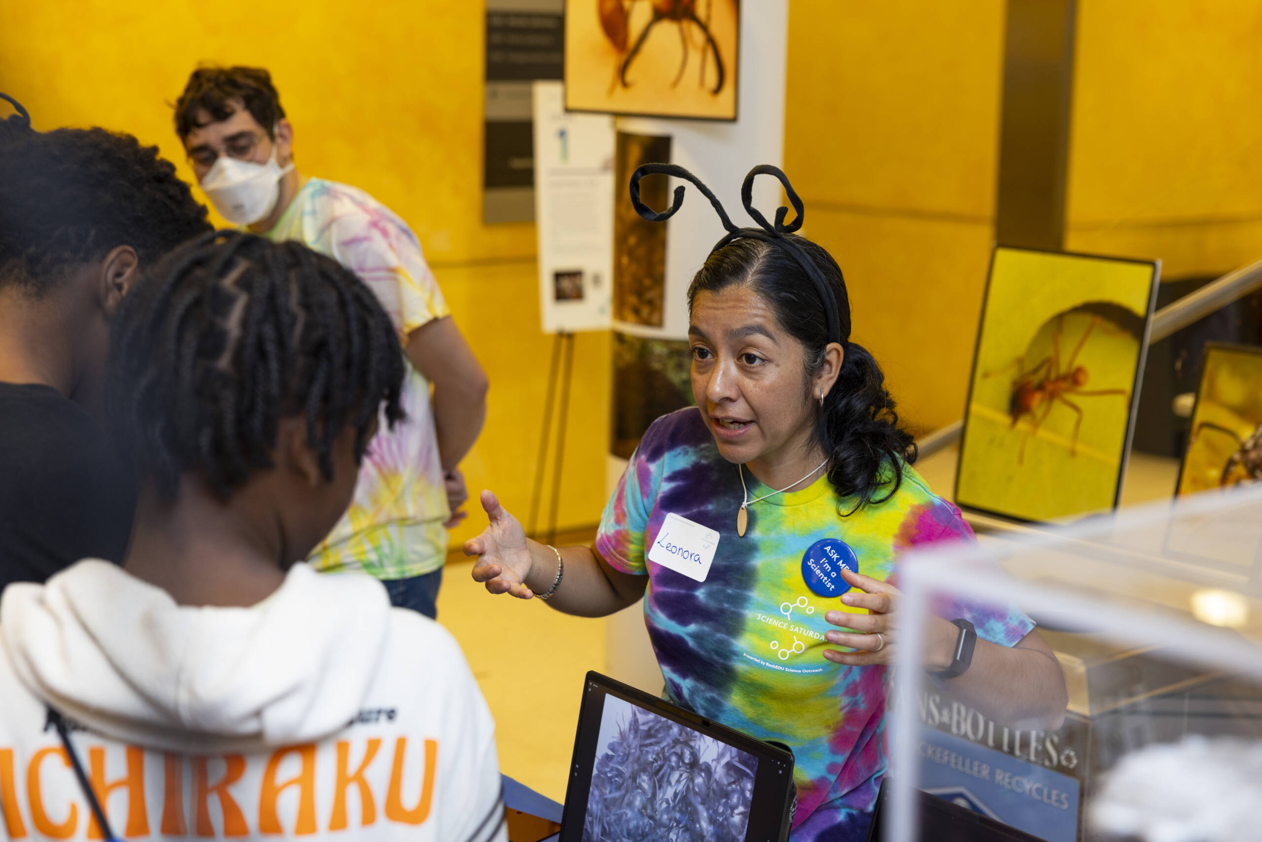 Leonora Olivos-Cisneros, of the Kronauer lab, sharing how scientists observe ant behavior.