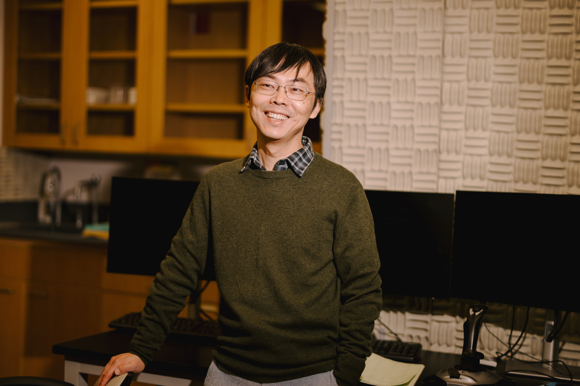 Shixin Liu is pioneering new ways of studying the tiny proteins that copy and read DNA in living cells.